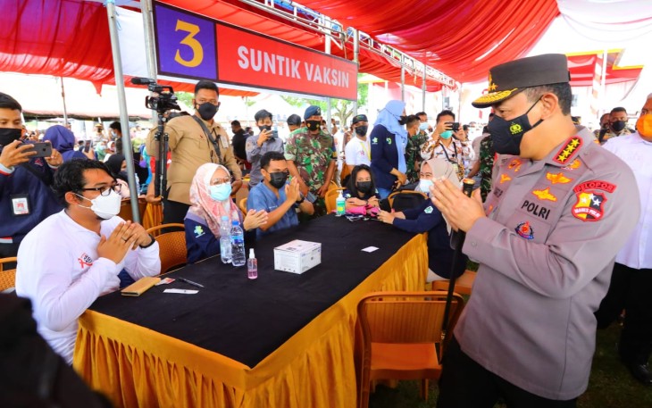 Kapolri Jenderal Listyo Sigit Prabowo meninjau kegiatan vaksinasi massal yang digelar di seluruh Indonesia atau 34 Polda jajaran. Dalam kesempatan ini, Sigit mengecek langsung di Lapangan Sorumba, Kabupaten Konawe Selatan
