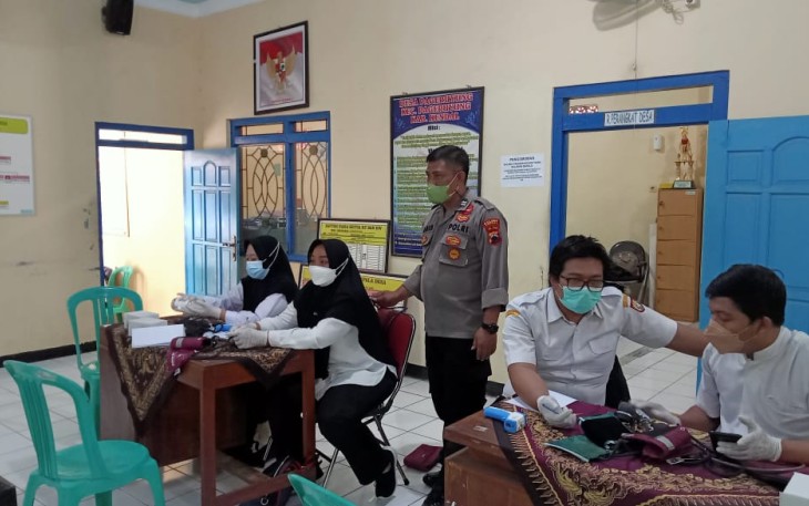 Pengamanan Vaksinasi, Kapolsek Pageruyung Mengajak Warga Untuk Tetap Patuhi Protkes