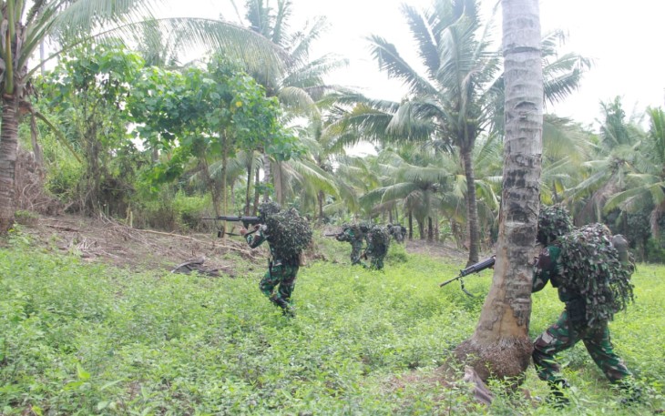 Prajurit Yonmarhanlan VIII Bitung saat melakukan latihan patroli