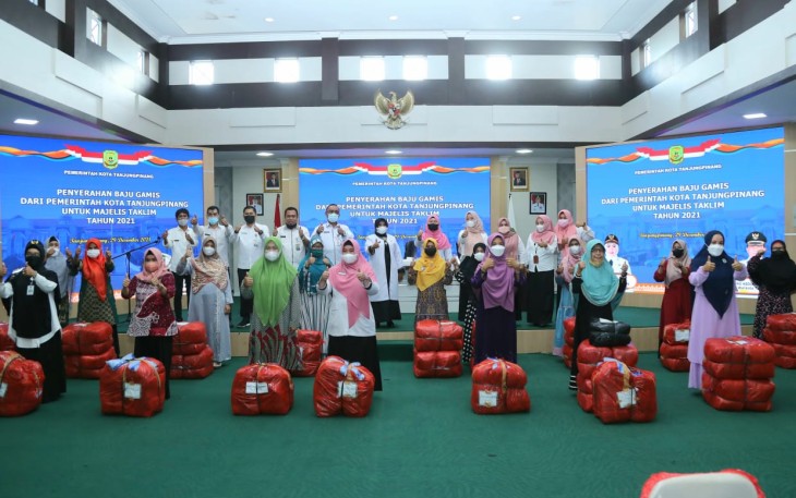 Walikota Rahma Serahkan Baju Seragam Untuk Majelis Taklim