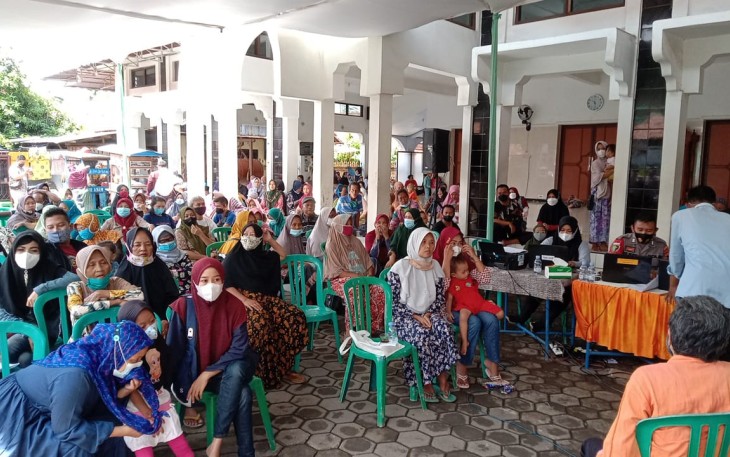 Polsek Pekalongan Barat laksanakan vaksinasi di Masjid Jami Al Mag Bulin Kecamatan Pekalongan Barat, Selasa 23/11/2021