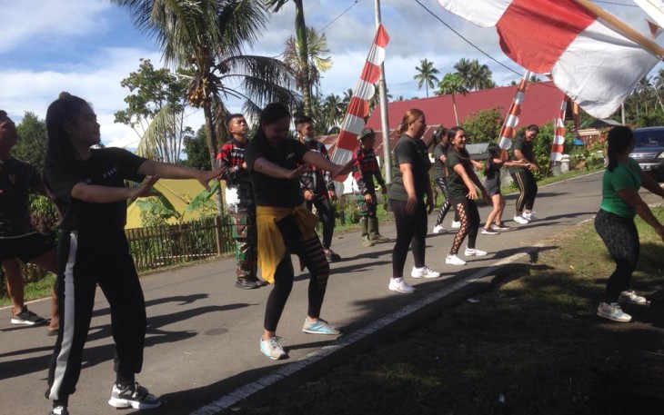 Foto Bersama warga sekitar Satgas TMMD kodim 1310/Bitung olahraga zumba bersama