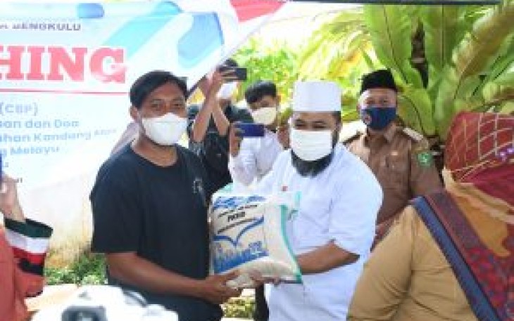 Helmi Hasan Bagi Beras 10 Kg Lebih Sebutir ke Warga