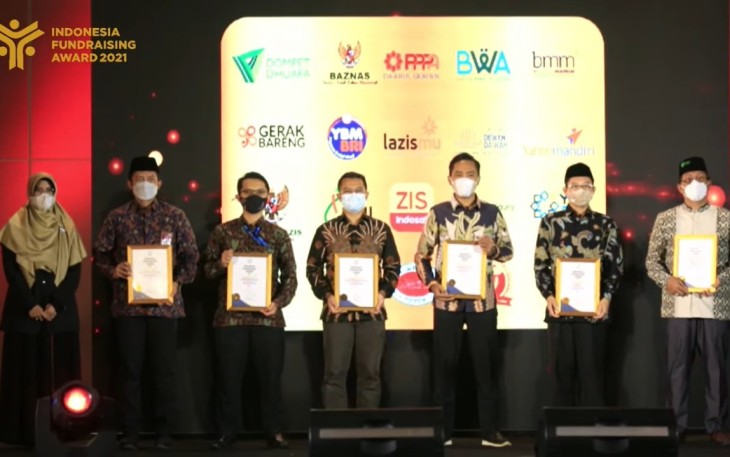 PT Bank Pembangunan Daerah Jawa Timur Tbk (bankjatim) kembali menggelar Gemerlap Hadiah Undian Simpeda. Kali ini acara penyerahan secara simbolis Hadiah Undian Tabungan Simpeda bankjatim diadakan di Grand City Surabaya