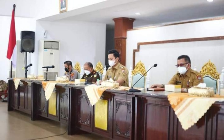 Bupati Kendal Dico menggelar Rapat Koordinasi Penanganan Covid-19 secara daring dengan jajaran forkompimda, dan Satgas Covid-19 Kabupaten Kendal Senin (21/6/2021).   