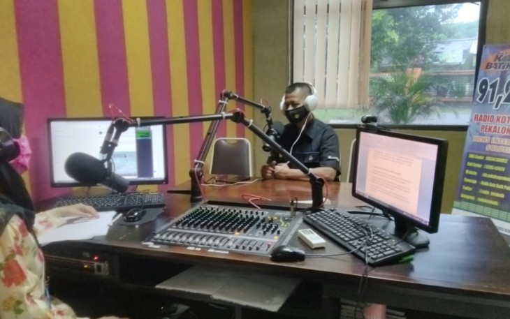 Humas Polres Pekalongan Kota Polda Jawa Tengah memberikan sosialisasi di Radio Kota Batik Pekalongan 91,2 Mz yang dilakukan Kamis, (24/06/2021).