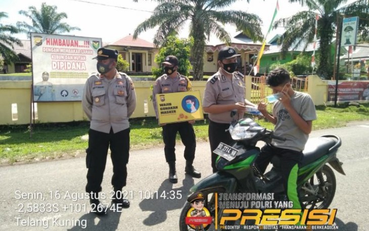 Polsek Teras Terunjam Gelar Bagi -Bagi Masker 