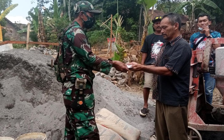 Babinsa serahkan bantuan pembangunan mushola