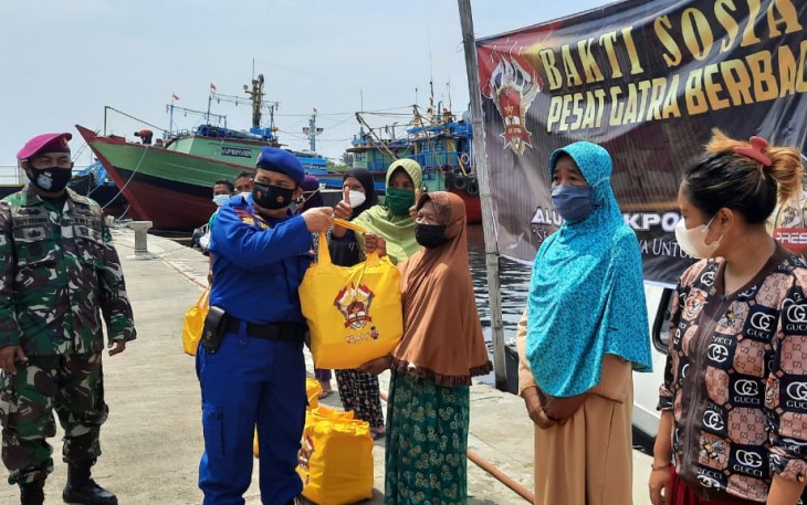 Jajaran Polres Pekalongan Kota, Polda Jawa Tengah menyaluran Bantuan dari Alumni  Akpol 1993 Batalyon  Pesat Gatra untuk masyarakat terdampak Covid-19. 