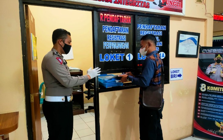 Petugas memberikan layanan kepada pemohon SIM di  Kantor Satlantas Kota Pekalongan