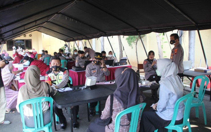 Vaksinasi massal ini digelar di Halaman Mapolres Pekalongan Kota  dengan diikuti sekitar 400 peserta
