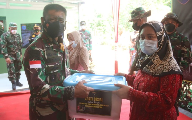 Bedah Rumah Bakti Sosial YTP Yonif R 641/Bru