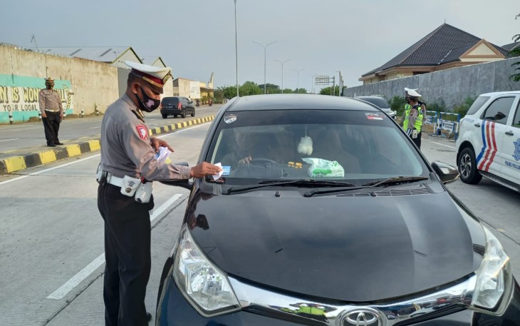 Anggota Satlantas Polres Pekalongan Kota Gencar Sosialisasikan Aplikasi Peduli Lindungan