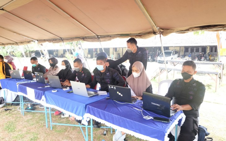 Program Vaksinasi Massal terus dilakukan oleh jajaran kepolisian Brimob Polda Jateng yakni Brimob Batalyon B Pelopor Pekalongan, Hari ini Sabtu (11/9/2021 )