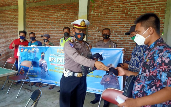 Satlantas Polres Kendal Laksanakan Dikmas Pada Penerima Bantuan Sosial di Komplek SKB Cepiring 
