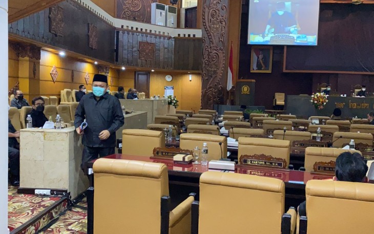 Sidang paripurna tentang jawaban Eksekutif Jatim atas Pandangan Umum Fraksi-Fraksi terhadap Raperda P-APBD 2021.