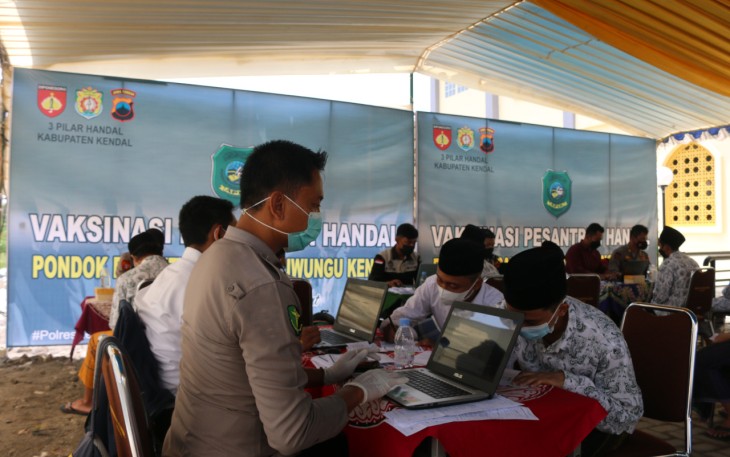 Bhabinkamtibmas Polsek Kaliwungu Laksanakan Monitoring Vaksin di Ponpes Apik 2 Desa Sarirejo Kaliwungu