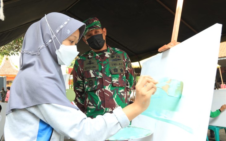 Guratan kuas lukiskan kemanunggalan TNI Rakyat