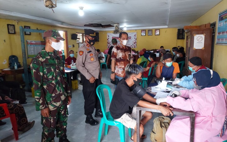 Polres Pekalongan Kota Polda Jawa Tengah monitoring vaksinasi di Puskesmas Tirto, Sabtu, (2/10/2021).