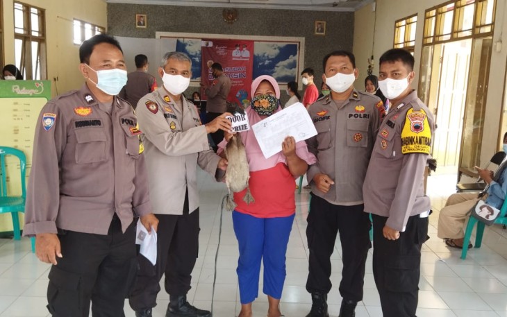 Personil Polsek Pekalongan Utara foto bersama dengan Warga yang mendapat Doorprize Bebek dan Sembako 