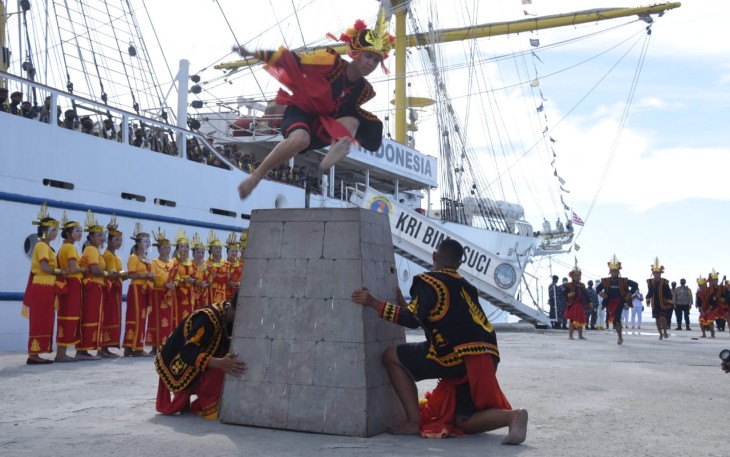 KRI Bima Suci di Nias , disambut tarian Sekapur Sirih dan Atraksi Hombo Batu (Lompat Batu).