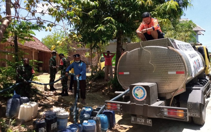 Relawan Kembang Joyo dan Baretta salurkan air bersih