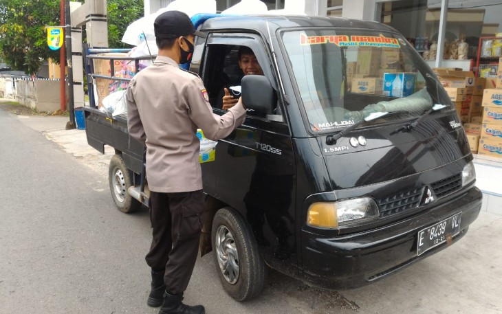 Operasi Yustisi Polsek Kasokandel Edukasi Warga dan Bagikan Masker Upaya Mencegah Penyebaran Covid-19