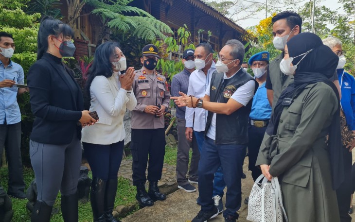 Kapolsek Boja laksanakan pengamanan kunjungan Wakil Ketua MPR RI ke Santosa Stabel, Minggu  7/11/2021