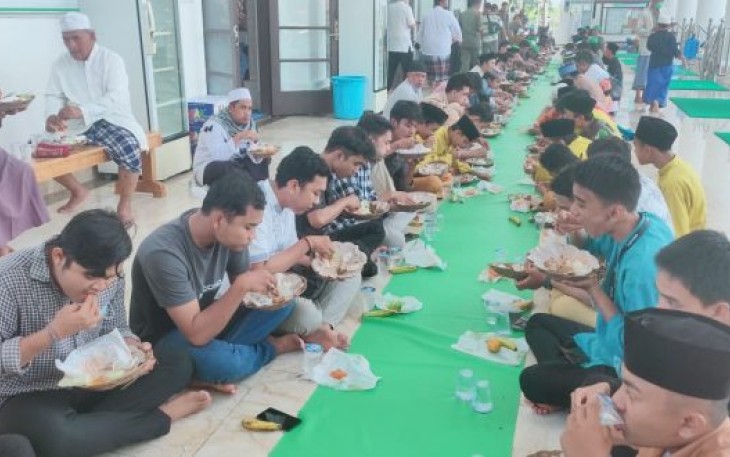  kegiatan jumah berkah dengan makan bersama di Masjid Agung At-Taqwa
