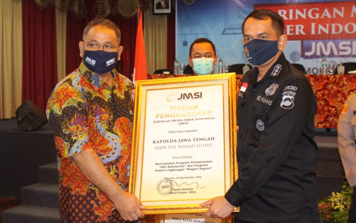 Kabidhumas Polda Jateng mewakili Kapolda Jateng menerima penghargaan dari JMSI