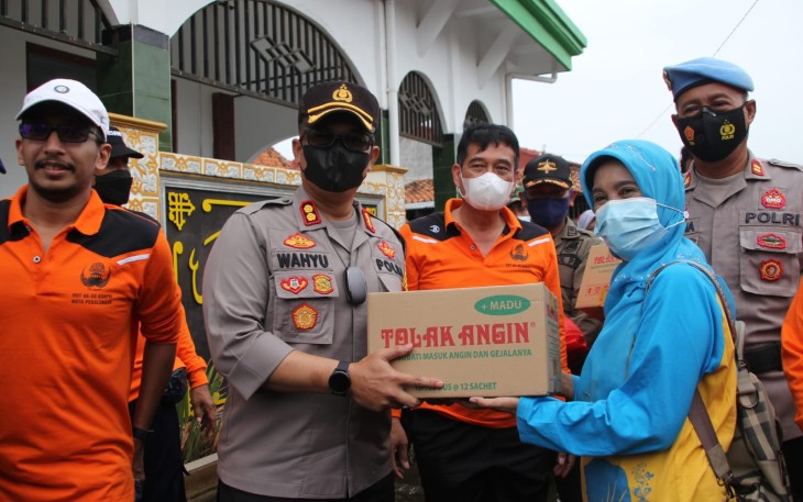 TNI - Polri dan Forkopimda Kota Pekalongan Berikan Bantuan Sembako Kepada Korban Banjir