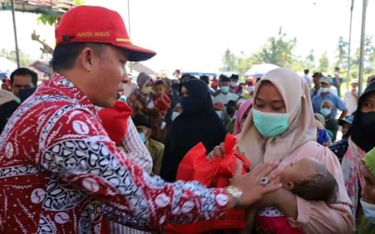 Bupati Lambar Bagikan Sembako Kepada Masyarakat Kecamatan Suoh dan Bandar Negeri
