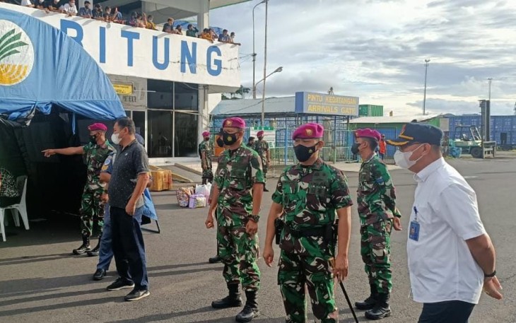 Danyonmarhanlan VIII Bitung Mayor Marinir Wahyu Widodo bersama instansi terkait saat melakukan pengawasan pelaksanaan protokol kesehatan di area pelabuhan kota Bitung