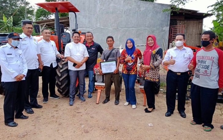 Penyerahan Bantuan Sarana Produksi Pertanian Sumber Dana APBD II Tahun 2021Kepada Kelompok Tani 