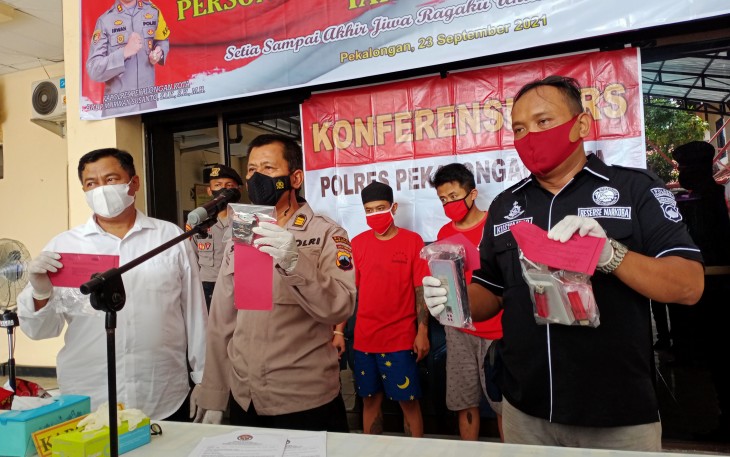 Polresta Pekalongan laksanakan pers rilis di lobi Polres Kota Pekalongan pada hari Kamis 23/9/2021