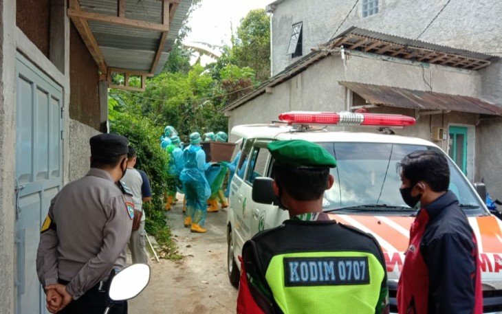 Pemakaman warga dengan protokol 