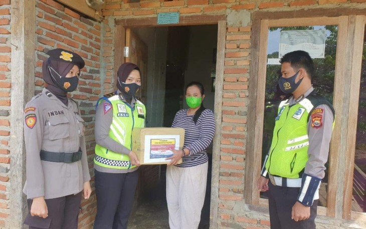 Polres Seluma Bagi Sembako Hasil Program 1000 Berbagi