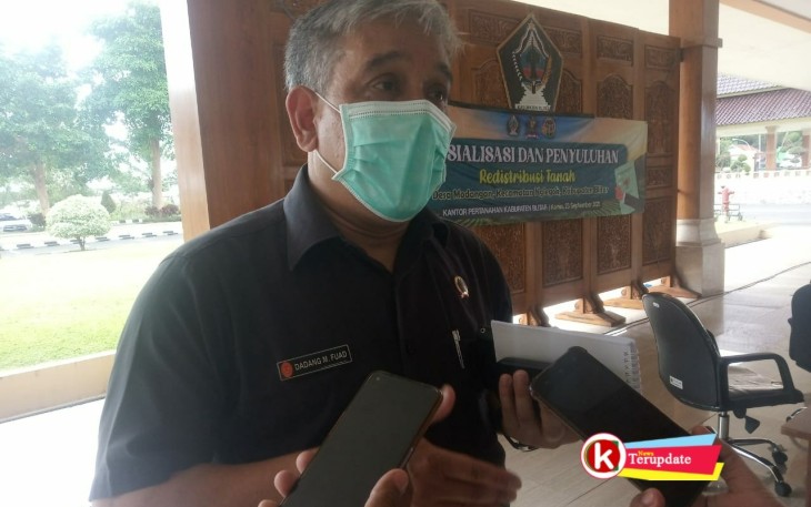 Ketua Pelaksana Harian GTRA Kabupaten Blitar Dadang M. Fuad Dikonfirmasi Wartawan (foto : Faisal NR / Klikwarta.com)