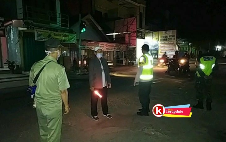Pelaksanaan Pendisiplinan Protokol Kesehatan Covid-19 di Kecamatan Selopuro (foto : Faisal NR / Klikwarta.com)
