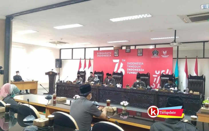 Rapat Paripurna DPRD Kabupaten Blitar Penyampaian Penjelasan Bupati Tentang Nota Keuangan P-APBD Tahun 2021 (foto : Faisal NR / Klikwarta.com)