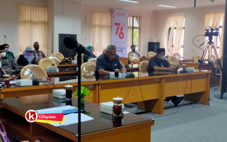 Anggota Masing-masing Fraksi DPRD Kabupaten Blitar Sampaikan Pandangan Umumnya di Forum Rapat Paripurna (foto : Faisal NR / Klikwarta.com)