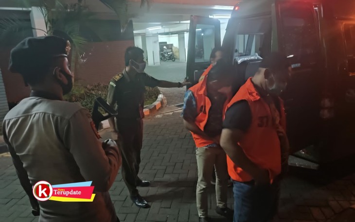 Para Tersangka Dugaan Penyalahgunaan Dana Hibah Disnakan Jatim untuk Kabupaten Blitar Turun Dari Mobil Tahanan Hendak Ditahan di Kejati Jatim (foto : Kejari Blitar untuk Klikwarta.com)