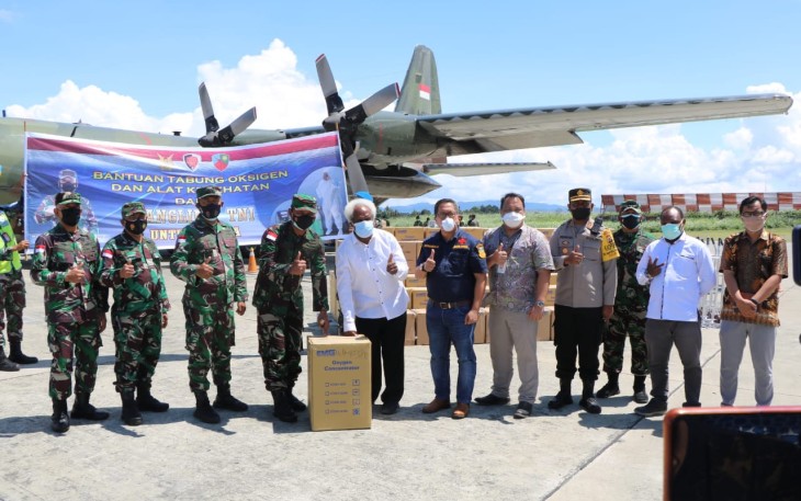 Panglima TNI Serahkan Bantuan Tabung Oksigen dan Alkes Pada Masyarakat Papua