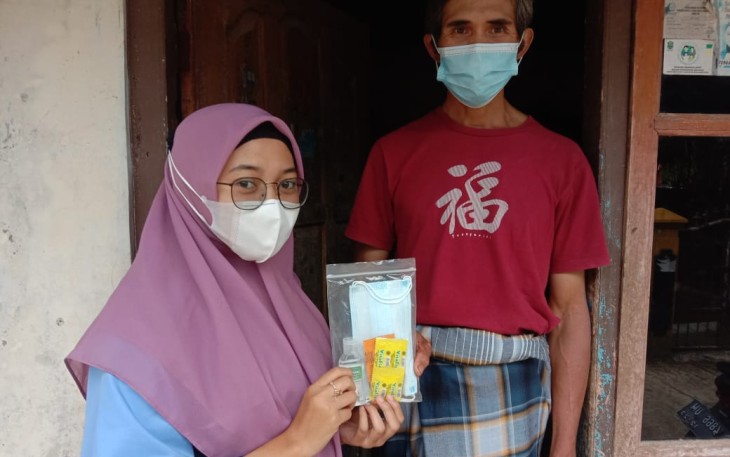 Pembagian Paket Kesehatan Kepada Warga Desa Prendengan