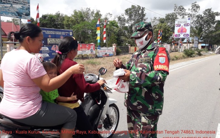 Satgas PPKM Kelurahan Kampuri Bagikan Masker Merah Putih Saat Detik Detik Proklamasi