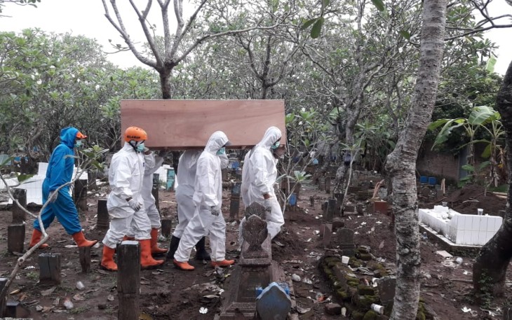 Pemakaman dengan protokol kesehatan di TPU Semampir