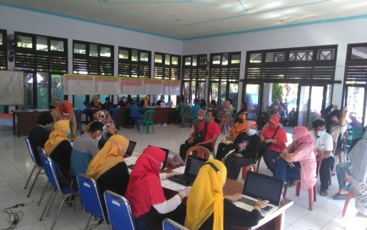 Pelaksanaan vaksinasi di aula Kecamatan Margorejo