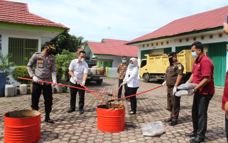 Kapolres Mukomuko Hadiri Pemusnahan BB Oleh Kejari
