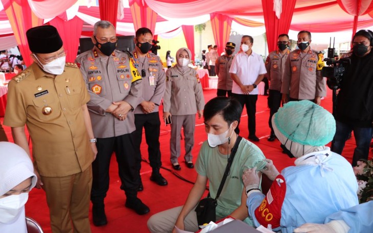 Kapolda Bengkulu Tinjau Vaksinasi dan Bakti Sosial Alumni Akpol 1997
