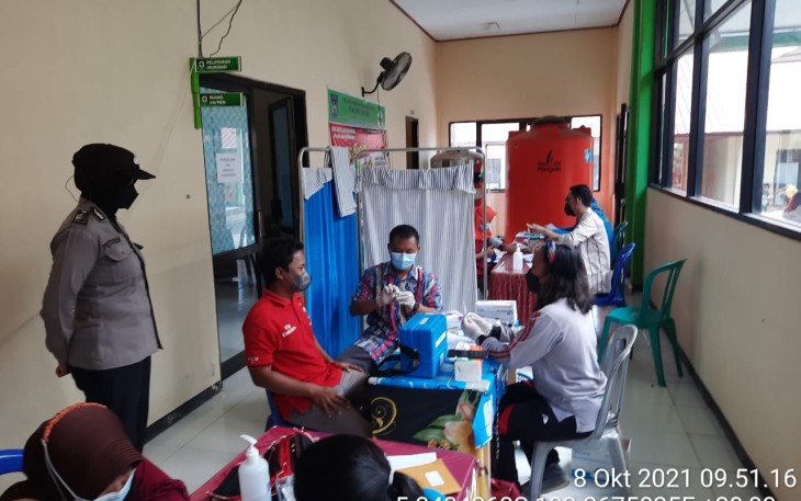 Bhabinkamtibmas Lakukan Pendampingan Vaksinasi